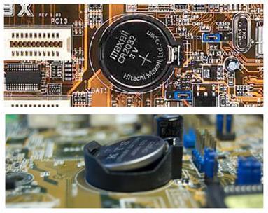 Внимательно посмотрите, батарейка держится при помощи клипсы, ее нужно приподнять и она сама выпадет