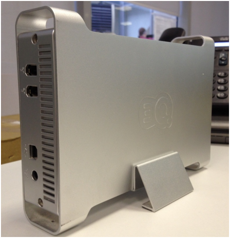 Для того, чтобыжесткий диск для ноутбука сохранил целостность и работоспособность, рекомендуется применять специальный защитный карман, в который встроен адаптер sata для подключения hdd к ноутбуку