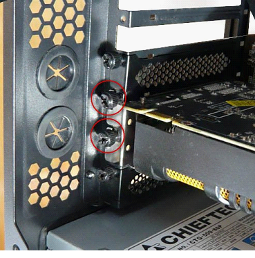 Дальше видеокарта крепится в системному блоку с помощью болтов-фиксаторов