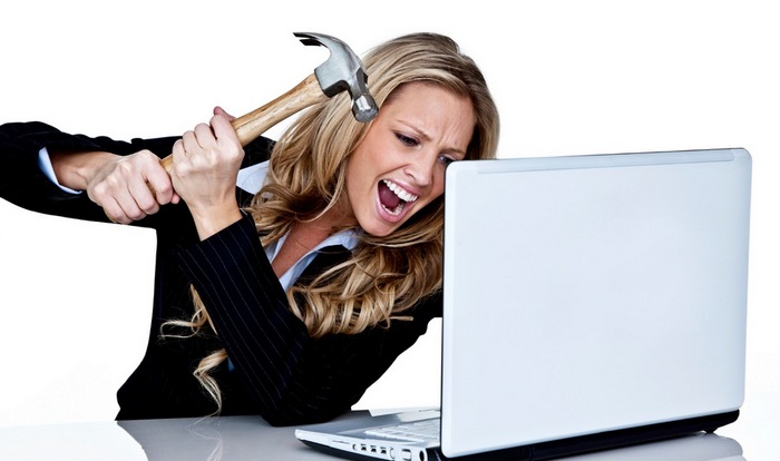 девушка убивает ноутбук