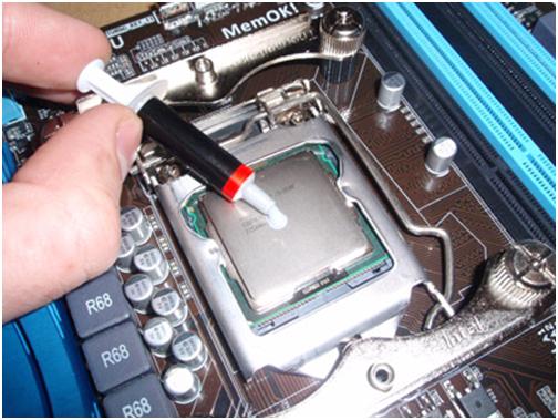 Наносим небольшое количество качественной термопасты на процессор и аккуратно распределяем ее по всей поверхности