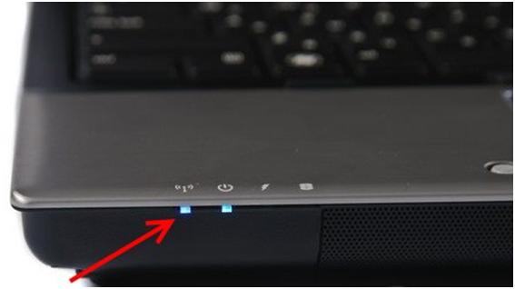Определить включен модули Wi-Fi или нет можно, используя специальный световой индикатор, который в часто расположен на боковых поверхностях или передней панели