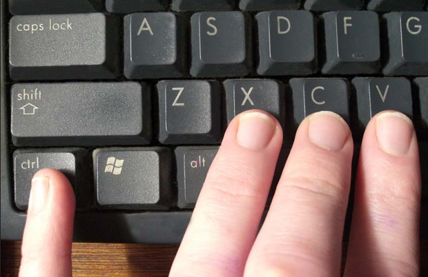 Рука на клавиатуре